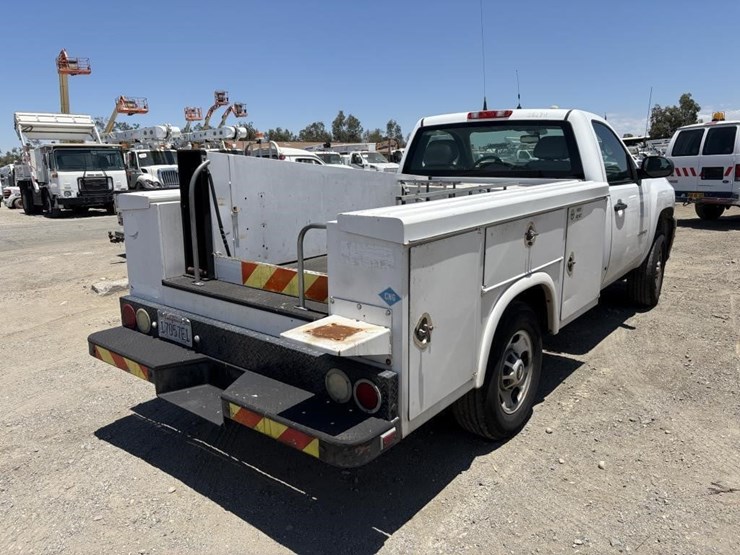 2011-chevrolet-silverado-2500-image-3