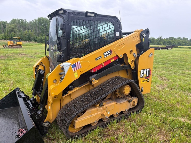 2025-caterpillar-255-image-2