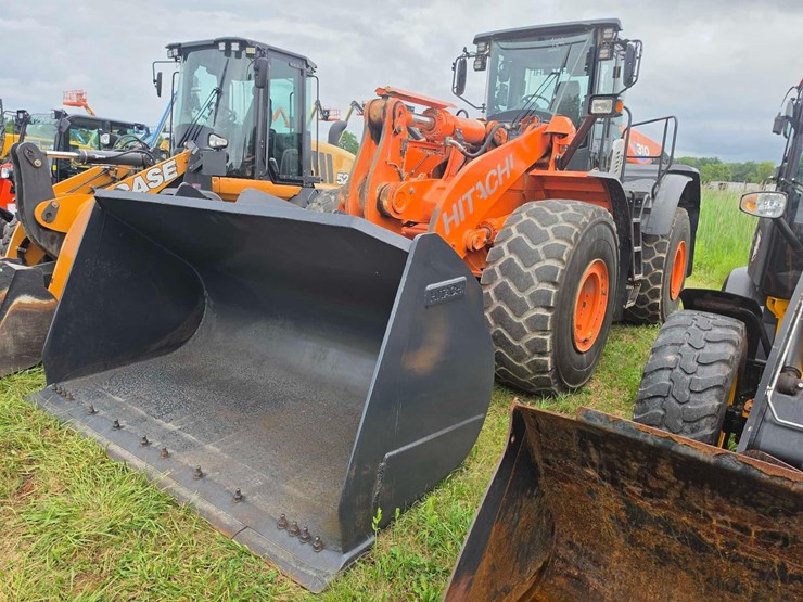 2019-hitachi-zw310-6-image-1
