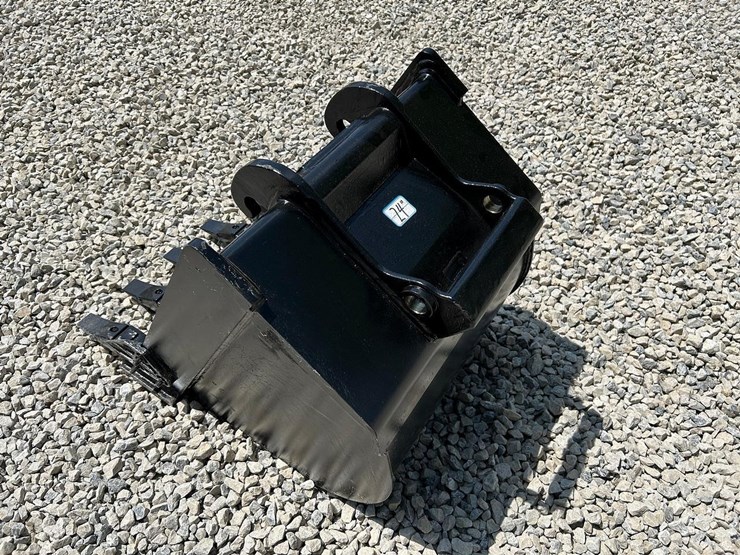 24"-x-change-bucket-for-a-bobcat-excavator-image-7