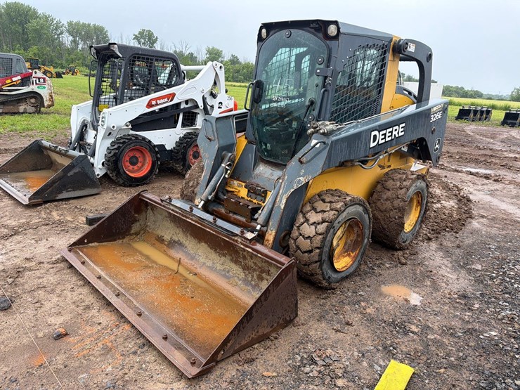 deere-326e-image-1