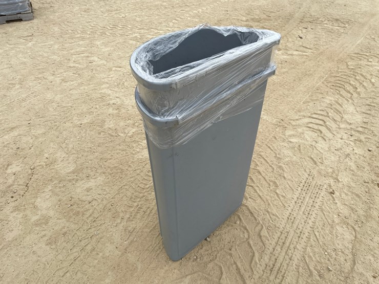 #3409-•-(2)-flush-wall-rubbermaid-recycling-bins-image-4