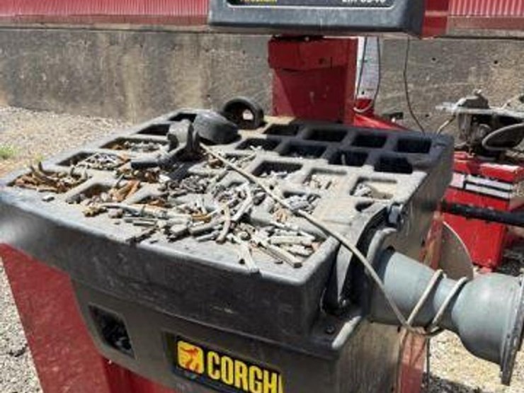 #62-•-corghi-em8540-tire-balancer-machine-image-2