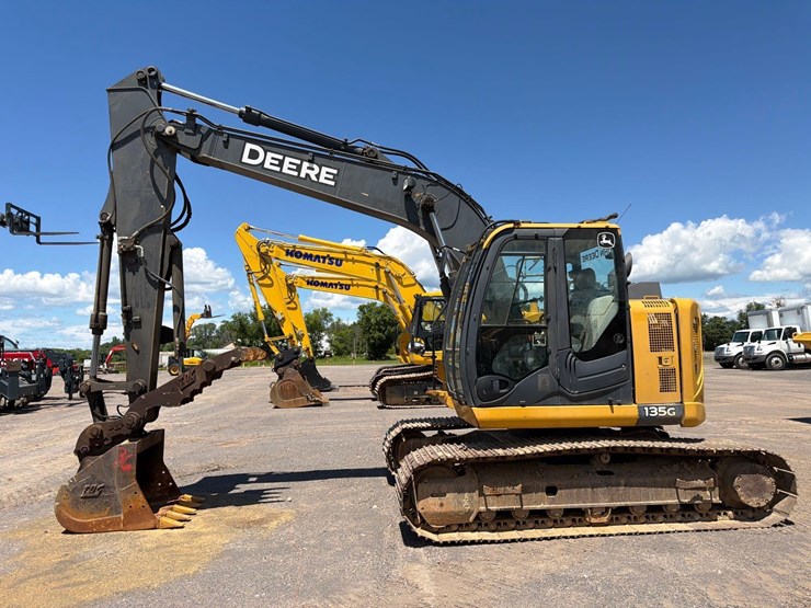 2019-deere-135g-image-1
