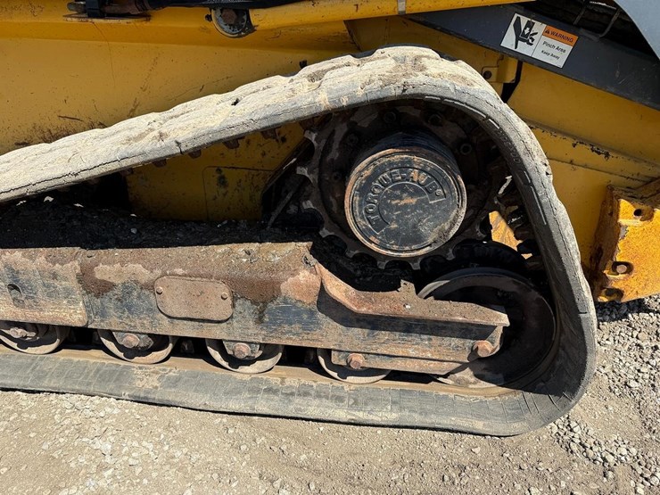 deere-323d-image-18