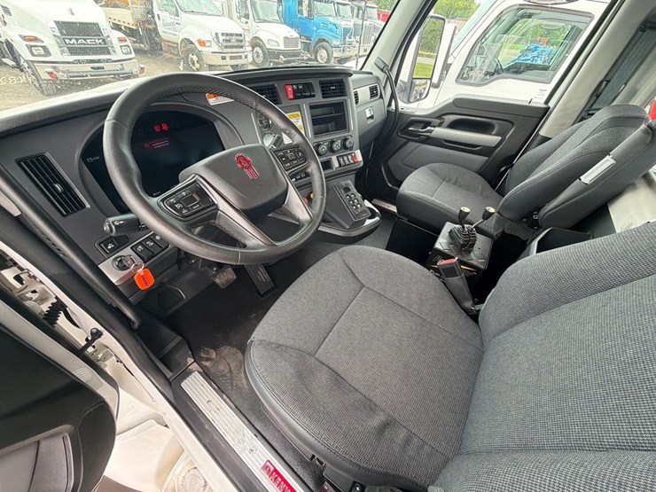 2025-kenworth-t880-image-21