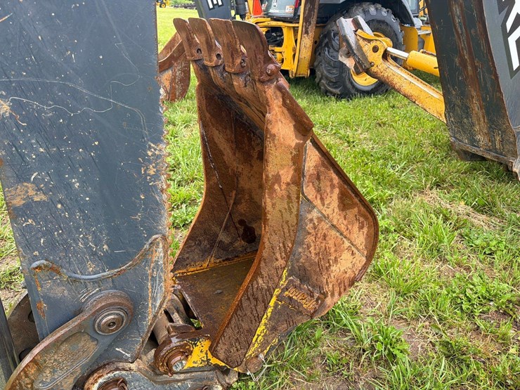 2021-john-deere-310-image-8