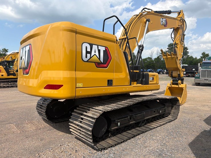 caterpillar-320-image-6
