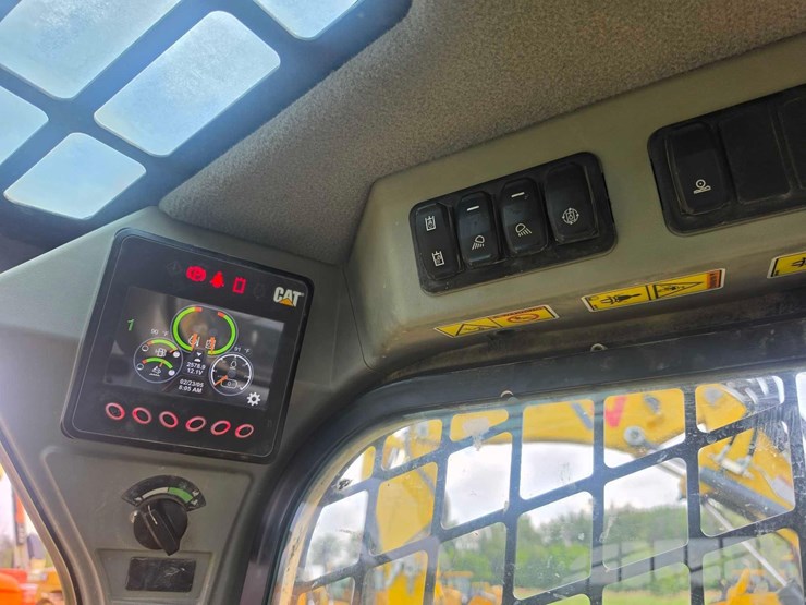 2021-caterpillar-299d3-image-23