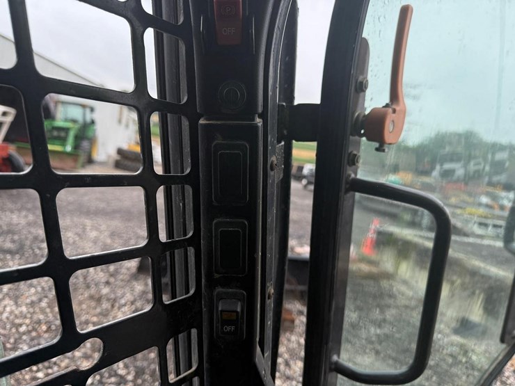 2020-bobcat-t595-image-28