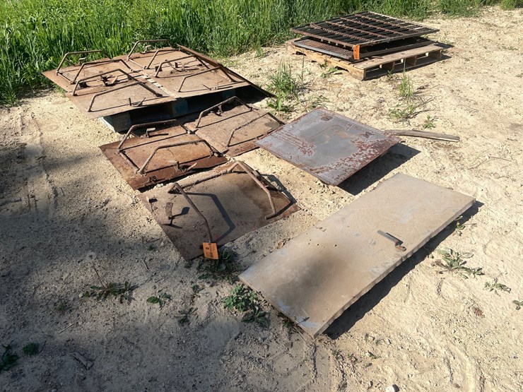 #3377-•-(1)-entrance-silo-door,-(8)-silo-doors,-and-(4)-blank-metal-sheets-image-3