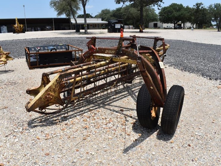 new-holland-258-image-1