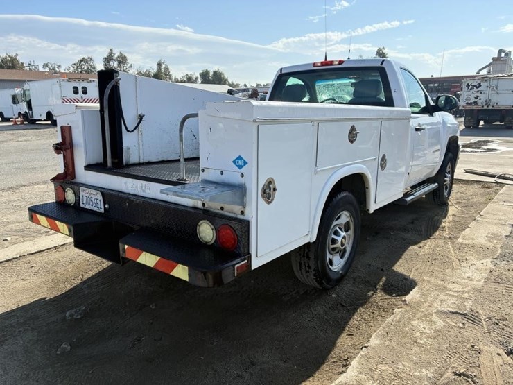 2011-chevrolet-silverado-2500-image-3