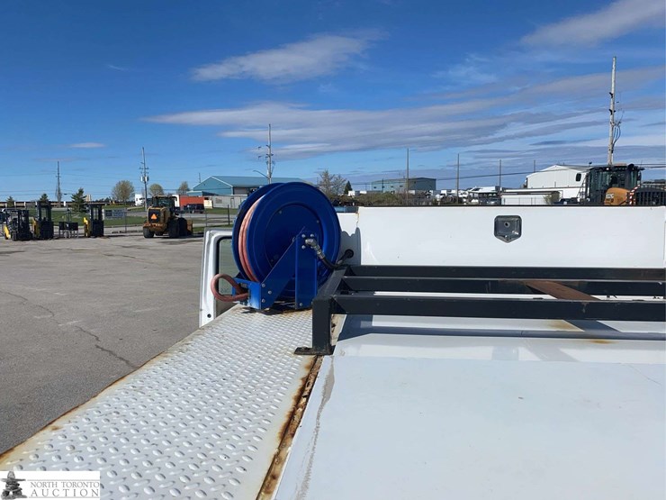 2010-ford-f550-image-31