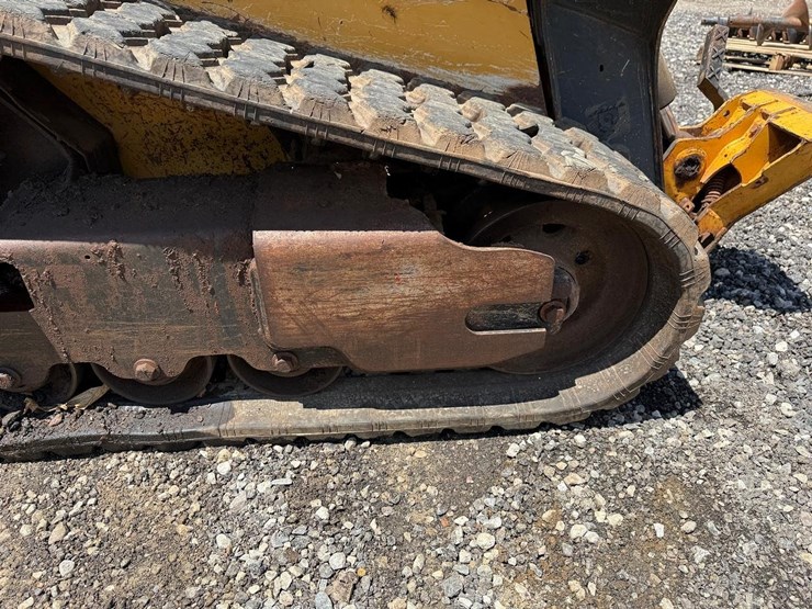 2016-deere-317g-image-15