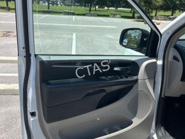 2014-chrysler-town-&-country-image-11