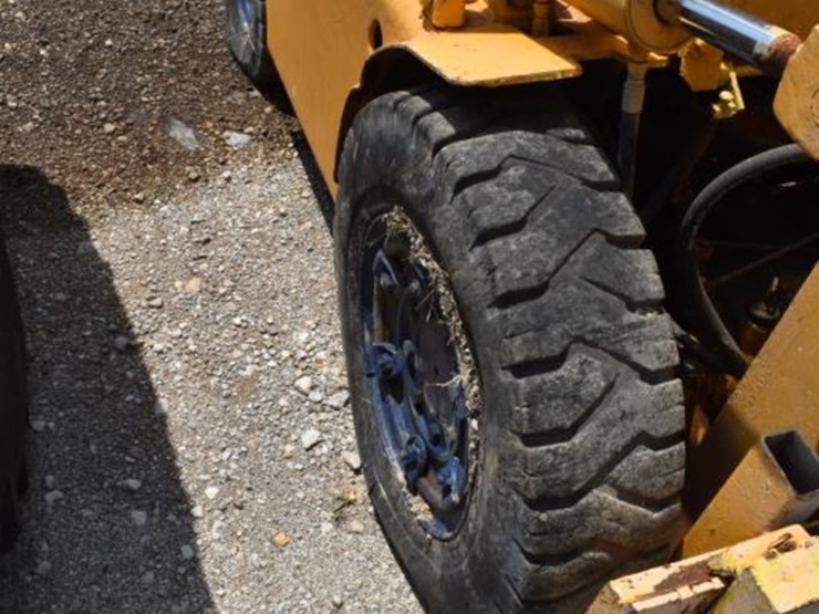 white-forklift-(not-running)-(serial-#-not-found)-(showing-appx-1,745-hours-image-4
