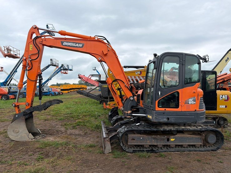 2019-doosan-dx85r-3-image-1