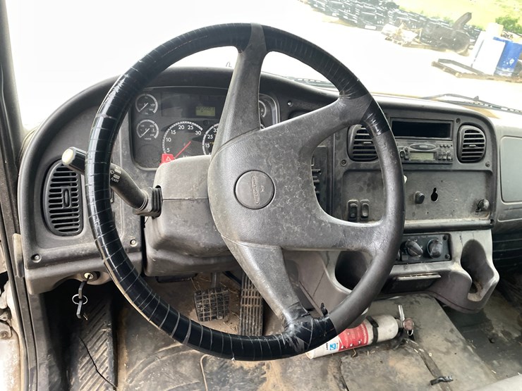 #100-•-2005-freightliner-corp-business-class-m2-straight-truck-(has-wi-title)-image-55