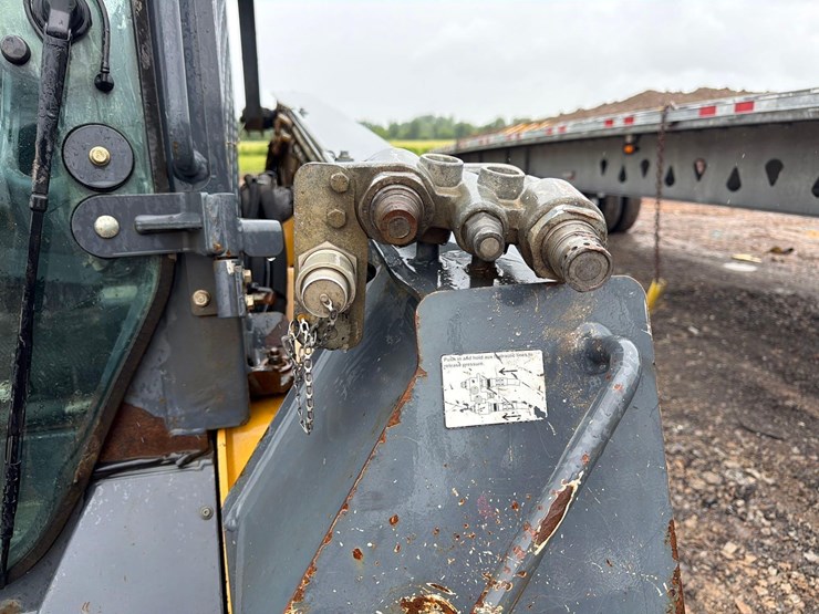 deere-326e-image-16