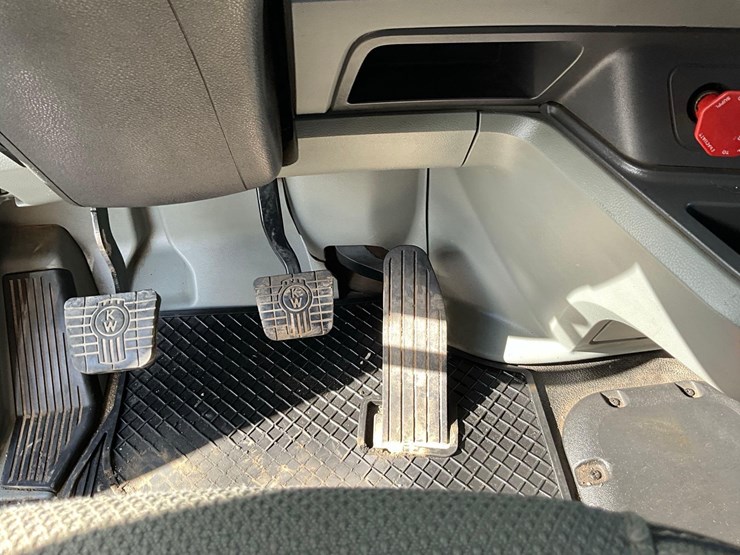 2021-kenworth-t880-image-21