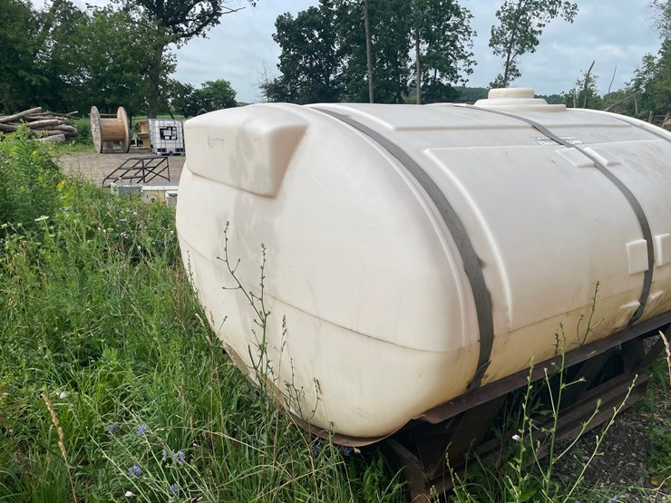 #8340-•-snyder-poly-tank-on-steel-frame-image-7