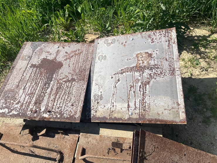 #3377-•-(1)-entrance-silo-door,-(8)-silo-doors,-and-(4)-blank-metal-sheets-image-24