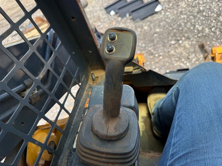 2016-deere-317g-image-25