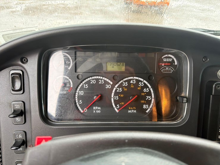 2015-freightliner-m2-106-image-20