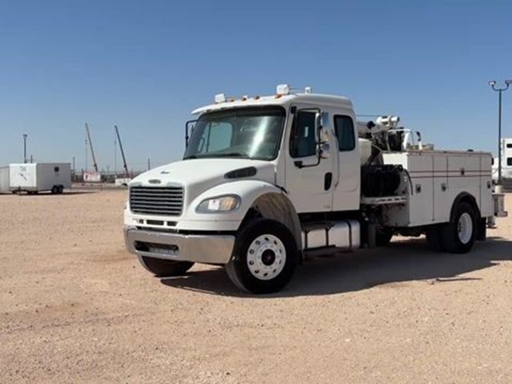 2012-freightliner-m2-106-image-1