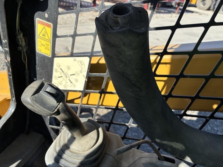 2015-caterpillar-262d-image-26