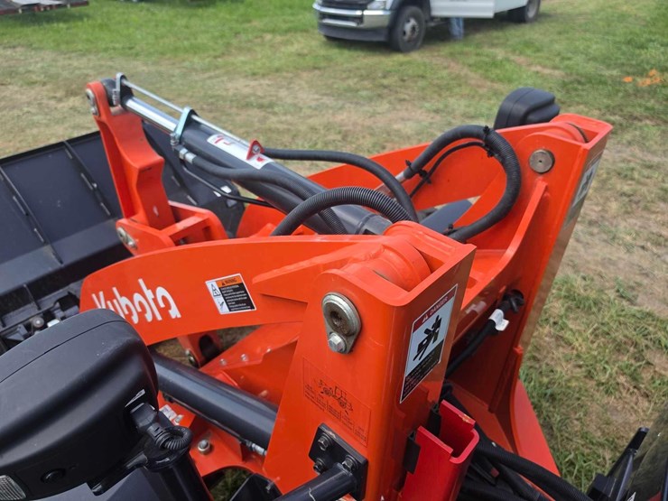2026-kubota-r640-image-15