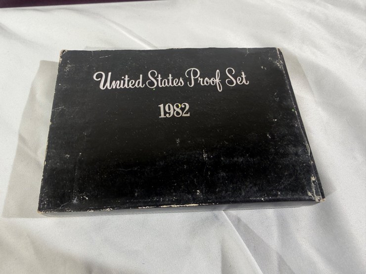 #40044-•-(10)-u.s.-mint-coinsets-from-1980's-image-10