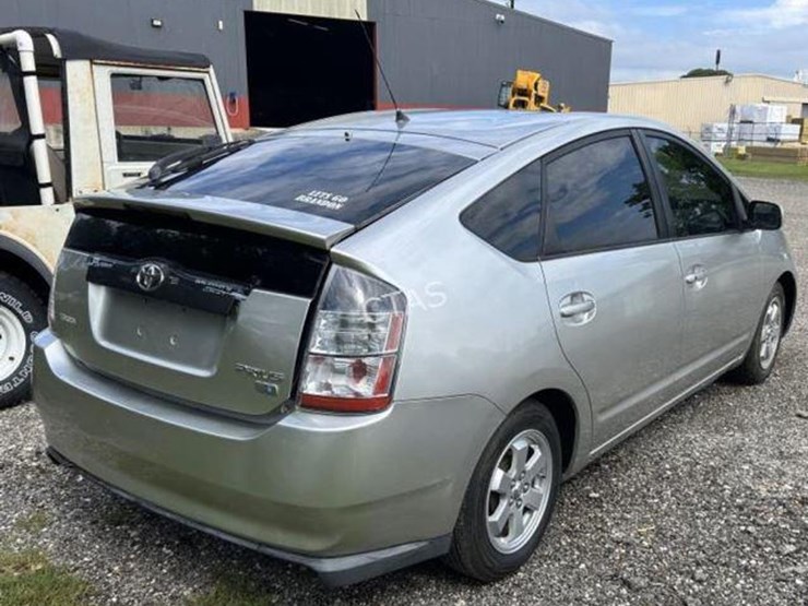 #5-•-2005-toyota-prius-image-4