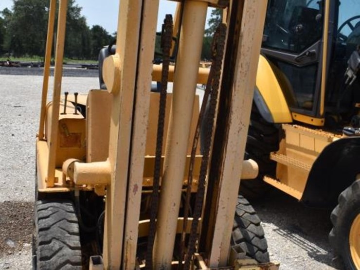white-forklift-(not-running)-(serial-#-not-found)-(showing-appx-1,745-hours-image-3