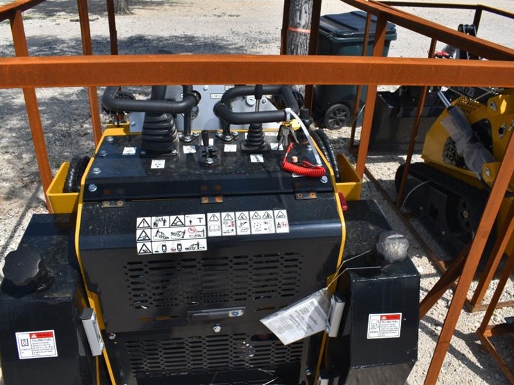 cfg-kkta2-mini-skid-steer-diesel-engine-(serial-#-kkta2726l02260263)-image-6