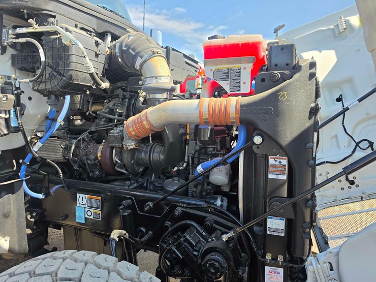 2025-peterbilt-567-image-16