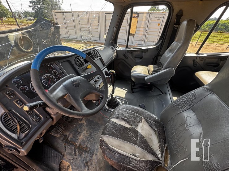 2004-freightliner-business-class-m2-106-image-11