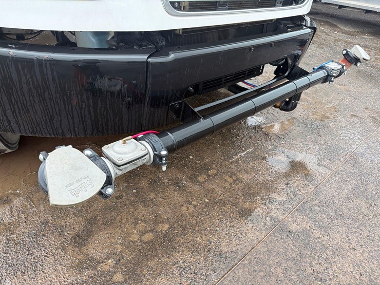 2015-freightliner-m2-106-image-11