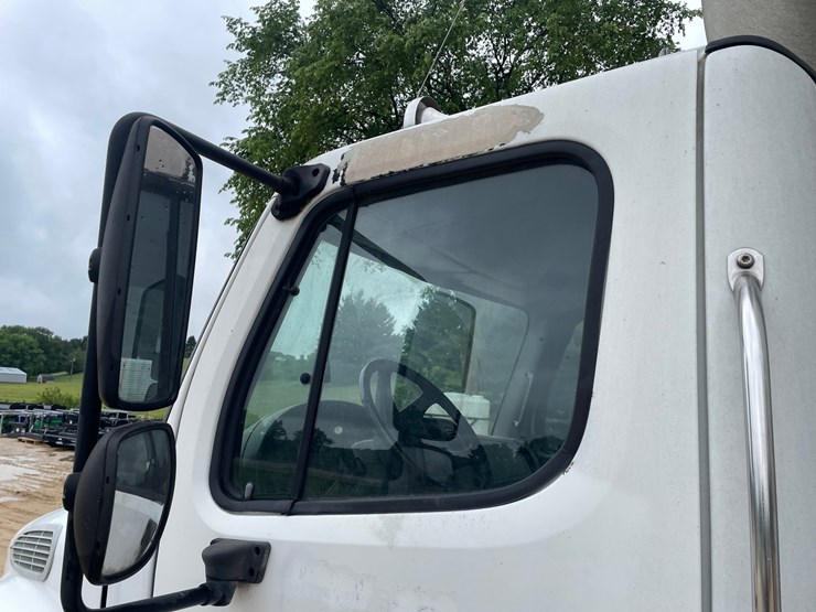 #100-•-2005-freightliner-corp-business-class-m2-straight-truck-(has-wi-title)-image-13