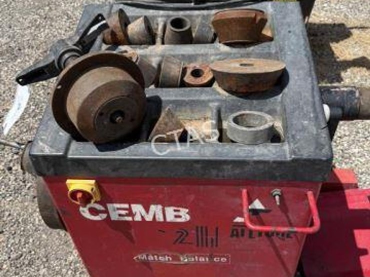 #63-•-cemb-c-211-tire-balancer-machine-image-2