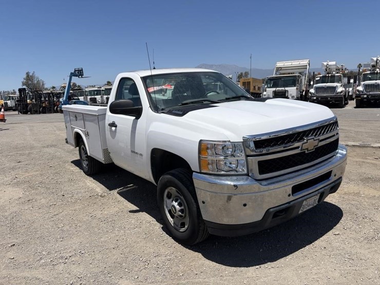 2011-chevrolet-silverado-2500-image-2