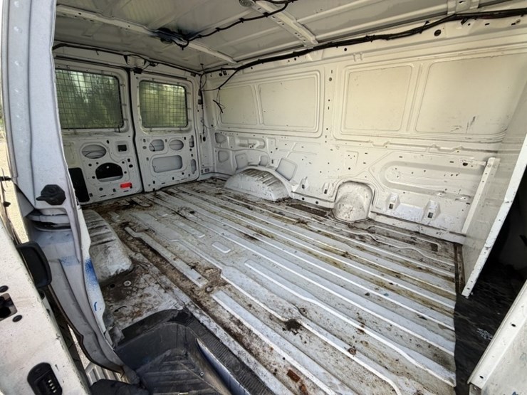 2013-ford-e350-image-28