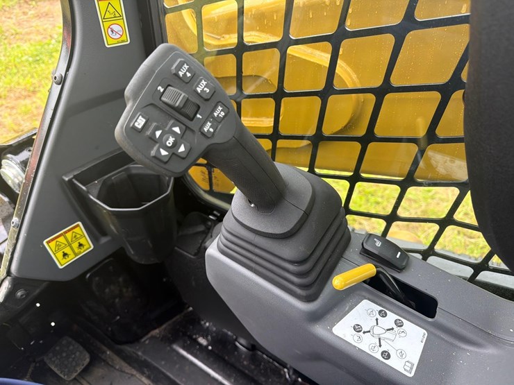 2025-caterpillar-255-image-21