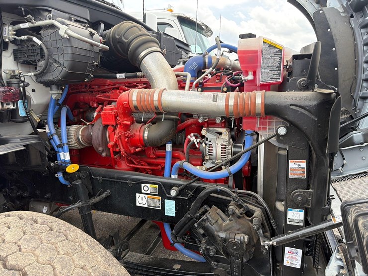 2025-kenworth-t880-image-17