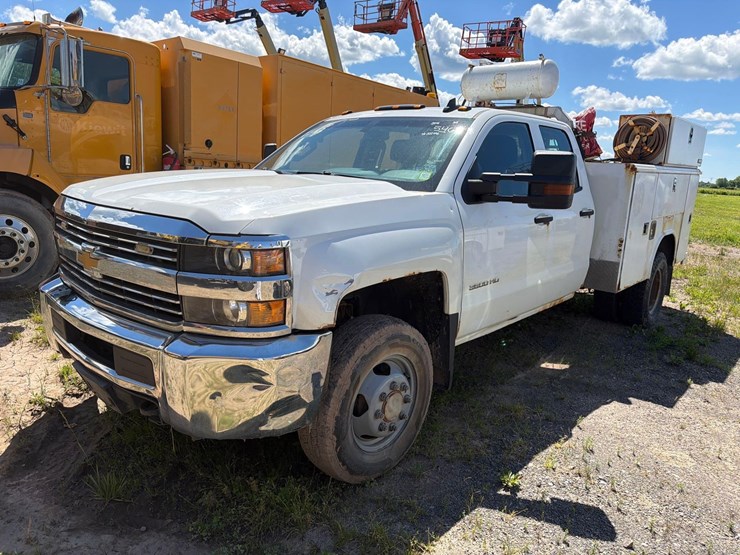 2016-chevrolet-3500-image-2