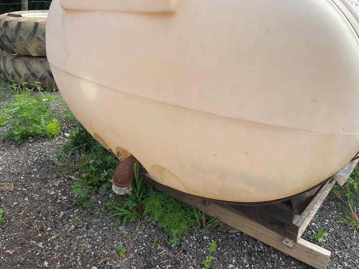 #8340-•-snyder-poly-tank-on-steel-frame-image-5