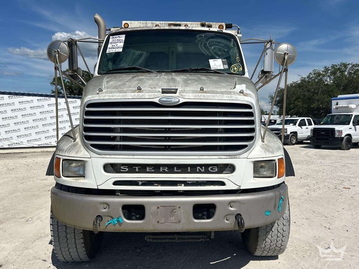 2009-sterling-l9500-image-18