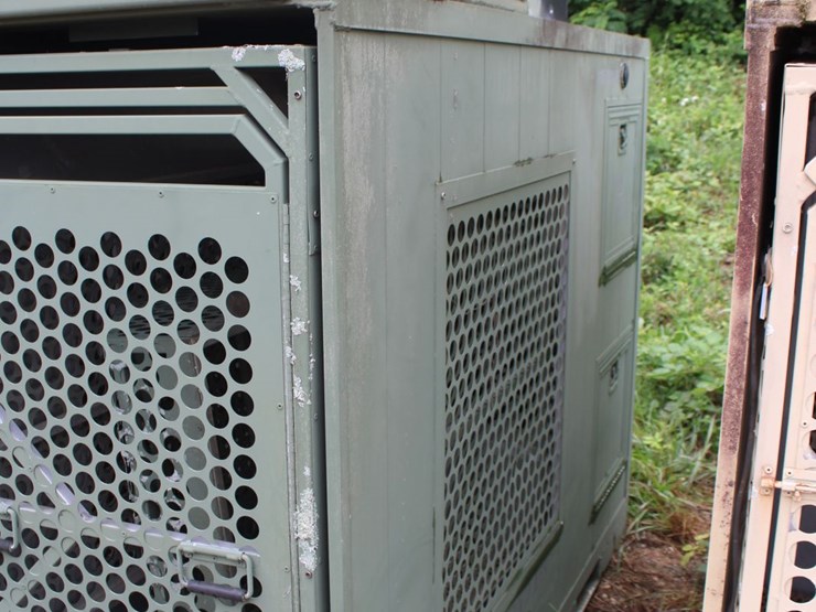 2004-garrett-container-systems-3-compartment-a/c-dog-kennel-with-storage-image-3