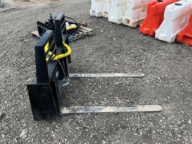 wildcat-48"-hydraulic-skid-steer-forks-with-walk-through-design*-see-details-image-4